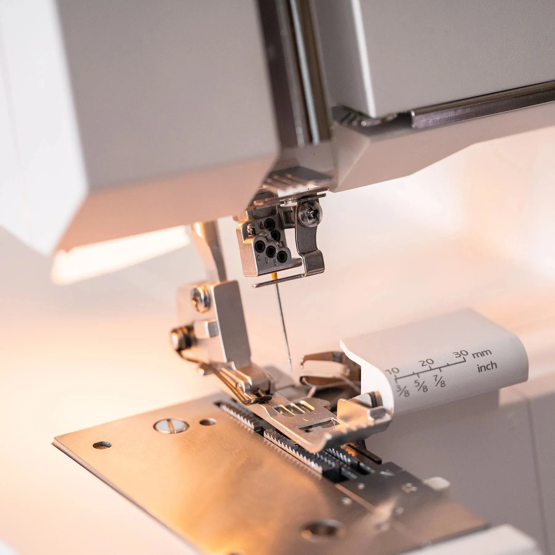 HUSQVARNA® VIKING® HUSKYLOCK™ S21 Overlock Machine