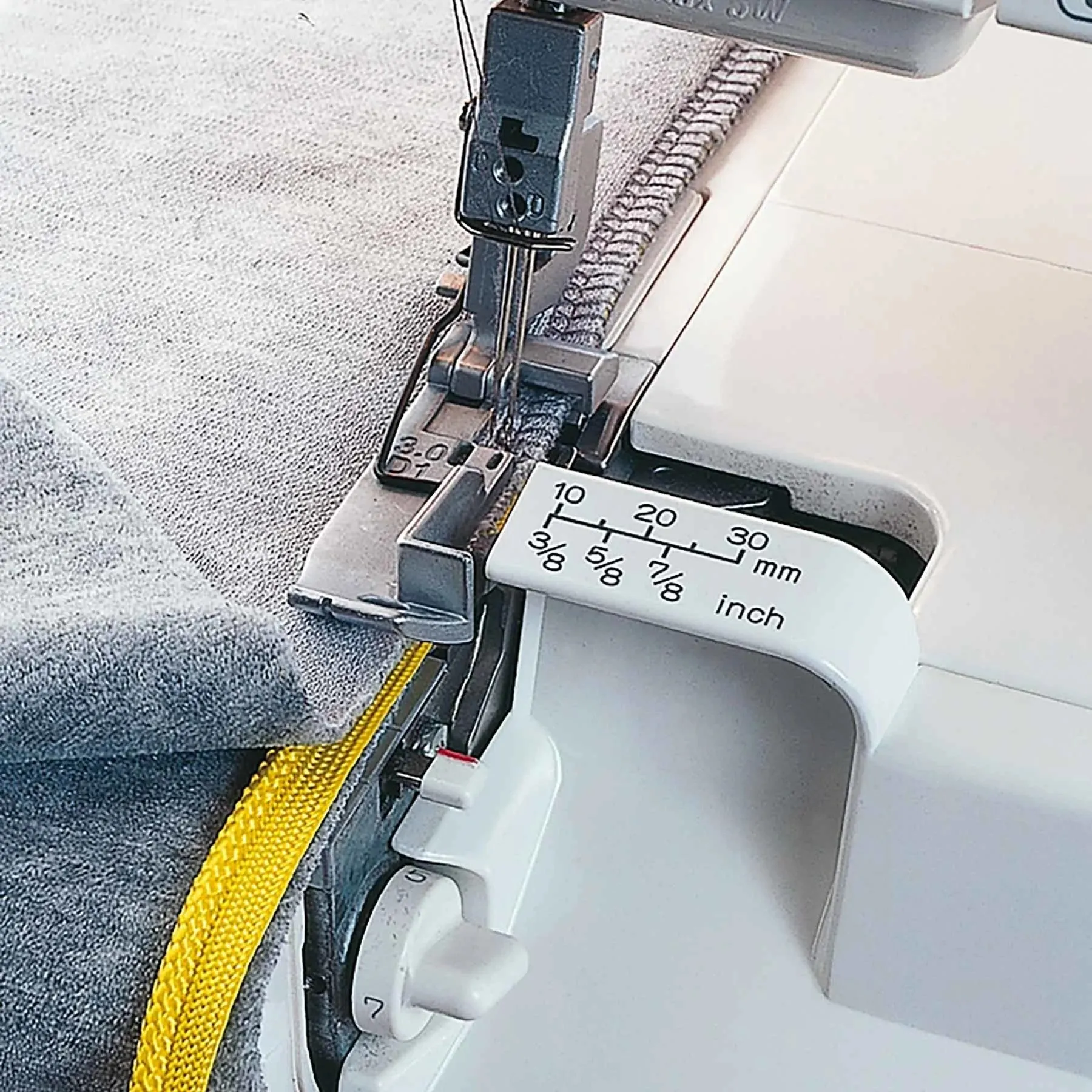 HUSQVARNA® VIKING® HUSKYLOCK™ S21 Overlock Machine