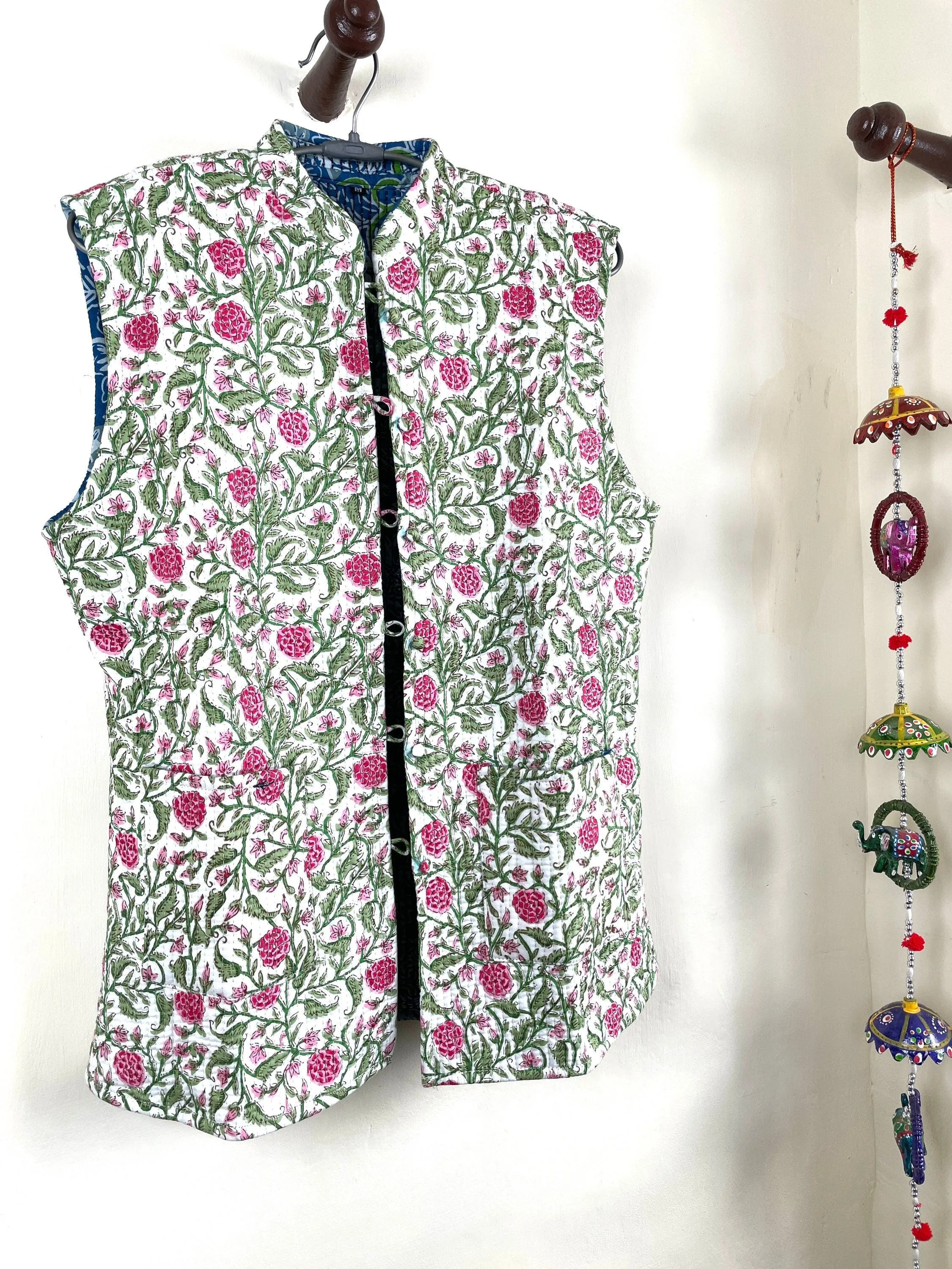 Indian Handmade Quilted Cotton Sleeveless Jacket White & Pink Floral Stylish Women's Vest, Reversible Waistcoat for Her